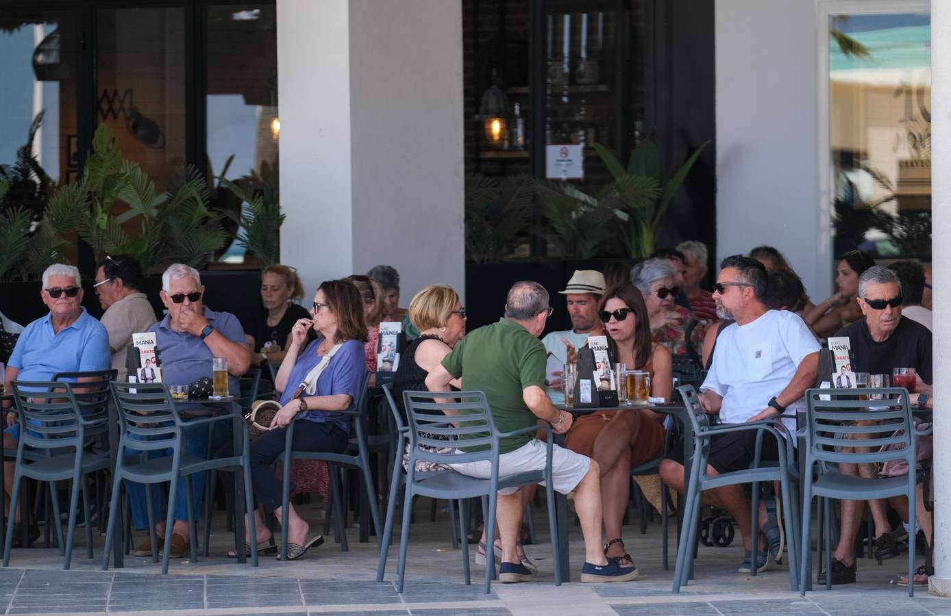 Fotos: Playas y terrazas, aliadas en Cádiz, en alerta naranja por la primera gran ola de calor