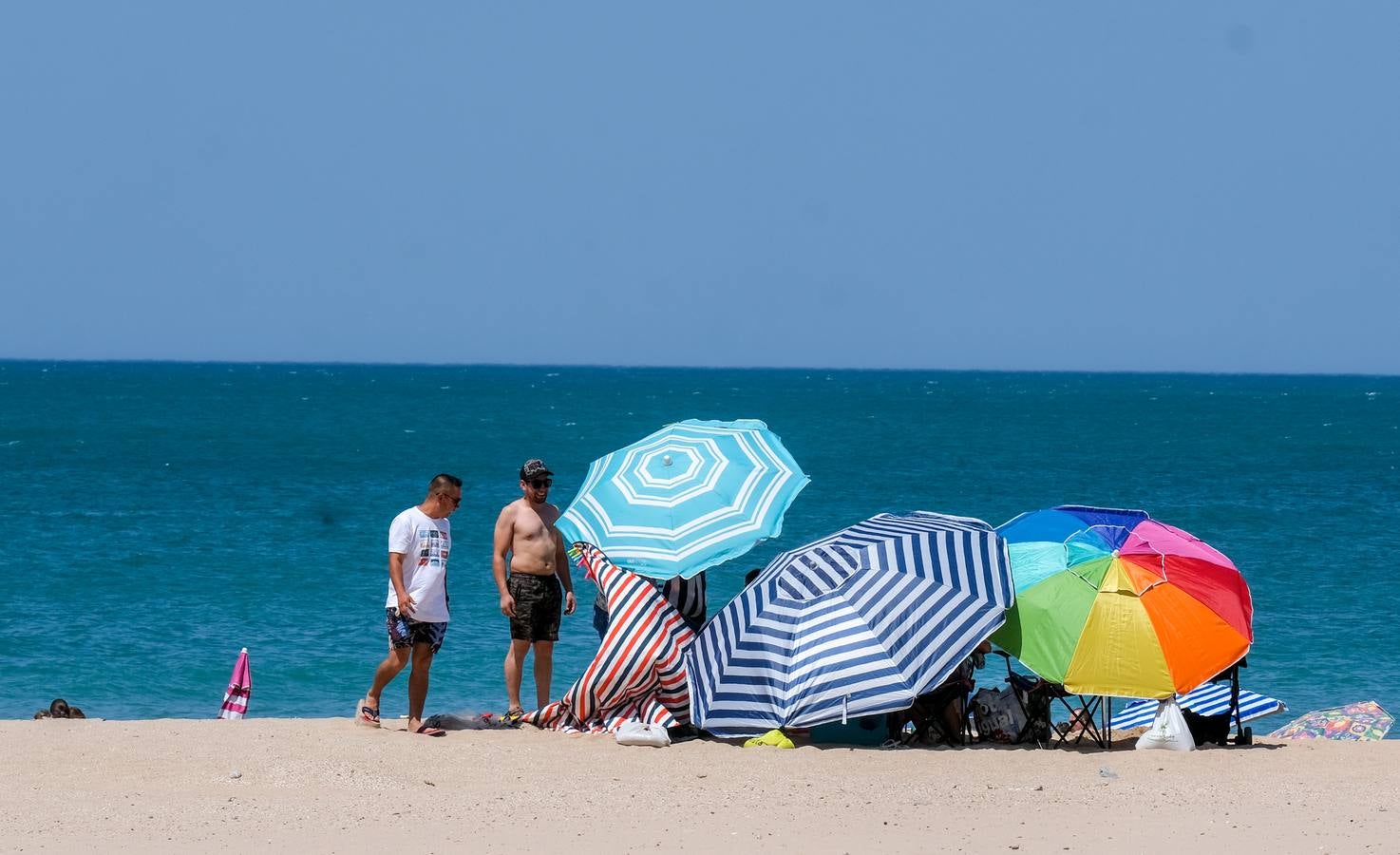 Fotos: Playas y terrazas, aliadas en Cádiz, en alerta naranja por la primera gran ola de calor