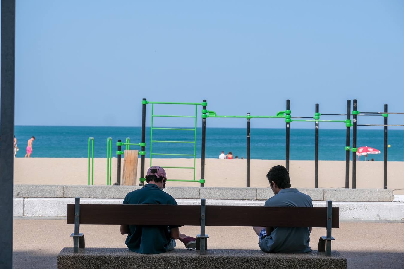 Fotos: Playas y terrazas, aliadas en Cádiz, en alerta naranja por la primera gran ola de calor