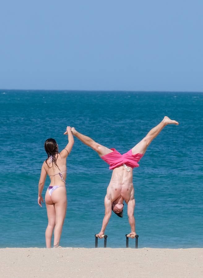 Fotos: Playas y terrazas, aliadas en Cádiz, en alerta naranja por la primera gran ola de calor