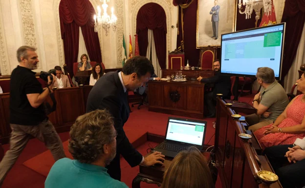 Sorteo de las mesas electorales para el 23-J en el Ayuntamiento de Cádiz