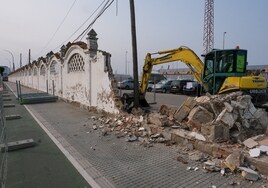 Derriban parte del muro de Astilleros para embellecer la carretera industrial
