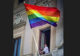 Bruno García iza la bandera del Orgullo en el balcón del Ayuntamiento de Cádiz