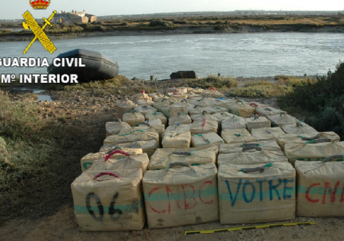 Imagen de archivo de fardos de hachís descargados en la misma zona en Puerto Real.