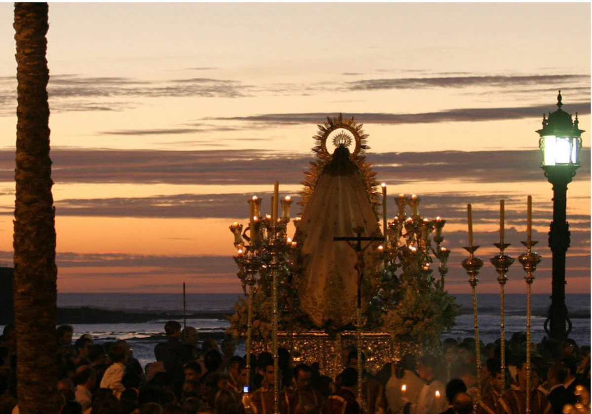 Virgen de la Palma, en desfile procesional a La Caleta.
