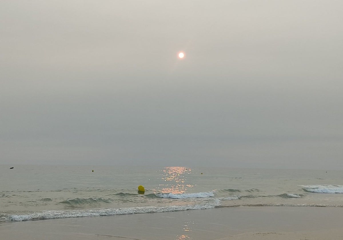 El cielo de la playa de Camposoto afectado por los incendios de Canadá