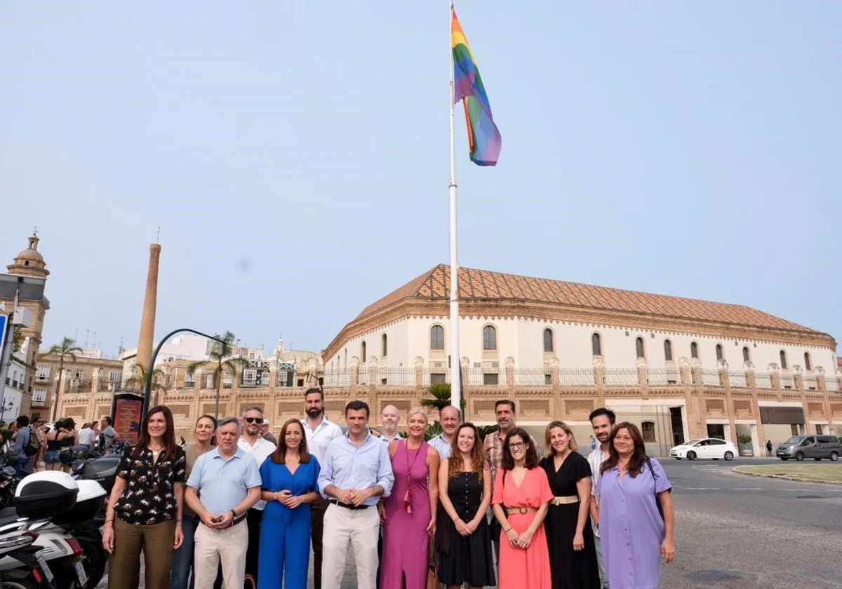 El alcalde de Cádiz ha presidido el acto de izado de bandera del arcoíris en la Plaza de Sevilla.