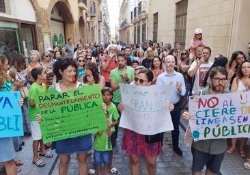 Las familias salen a la calle para protestar contra el cierre de unidades en tres colegios de Cádiz