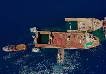 Gibraltar concluye el rescate del OS 35 del agua e inspecciona el lecho marino para comprobar que está despejado