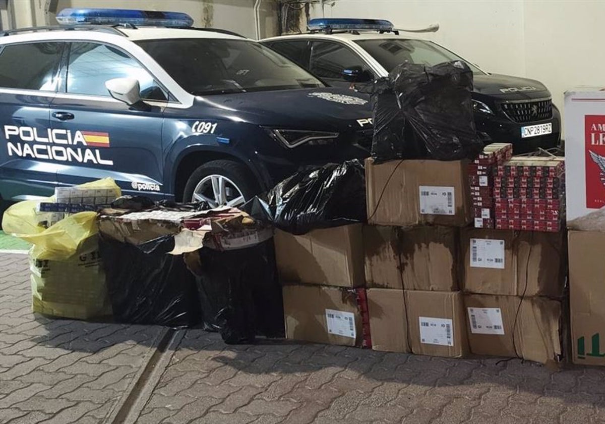 Tres arrestados en La Línea tras alijar más de 7.000 cajetillas de tabaco de contrabando en la Atunara