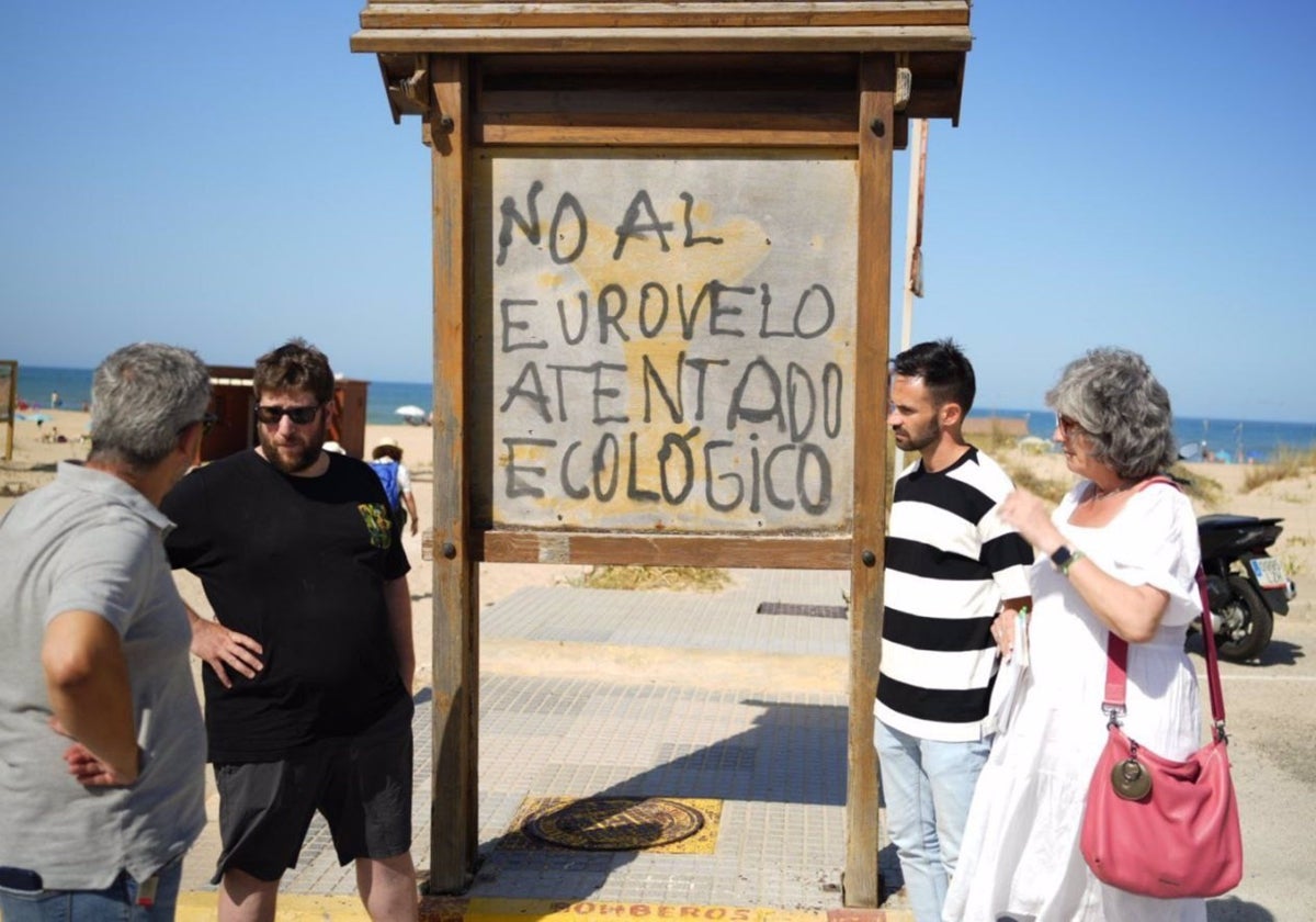 Miguel Urban, David de la Cruz y Pilar González se han reunido con representantes ecologistas.