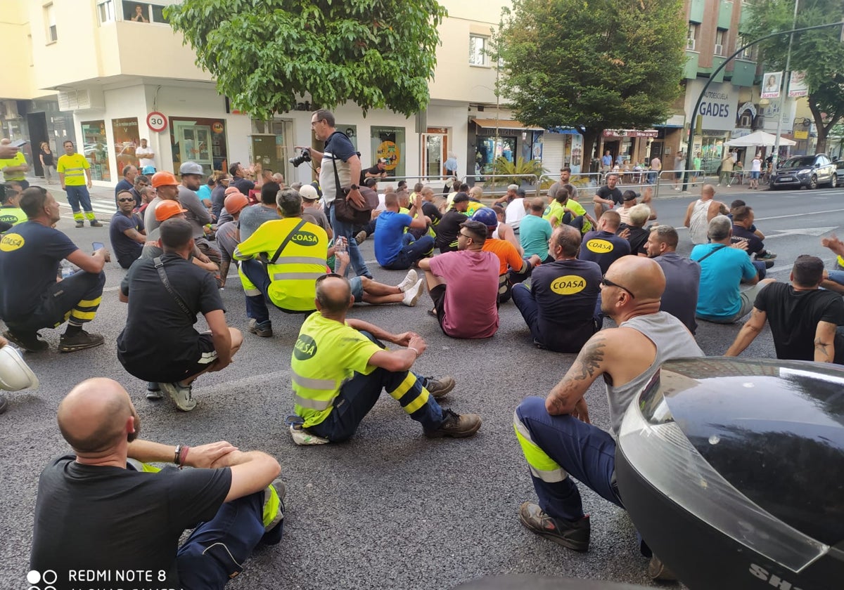 Un grupo de trabajadores y de representantes de la CTM han cortados este lunes algunas calles de Cádiz