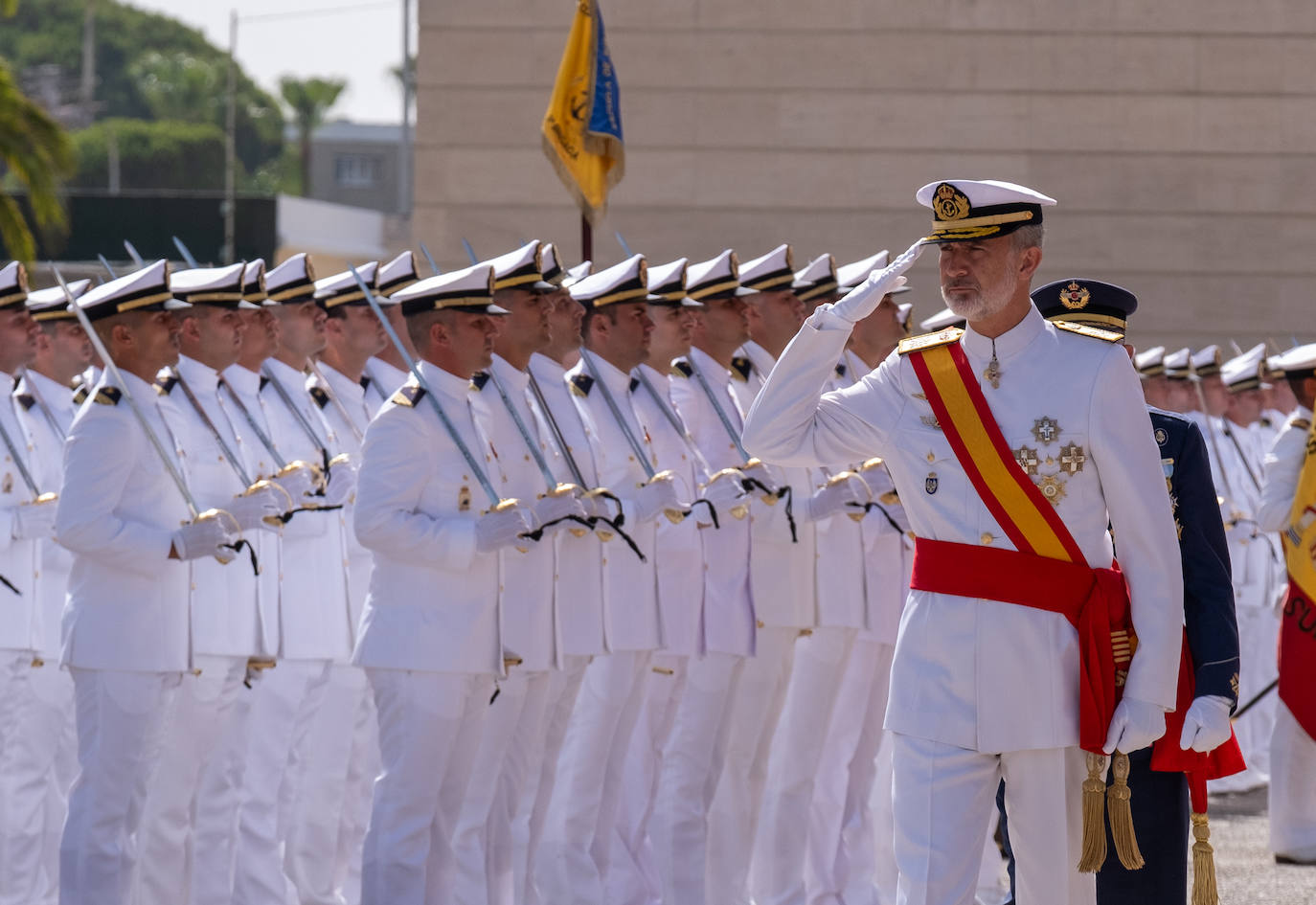 Felipe VI entrega los Reales Despachos de empleo en San Fernando