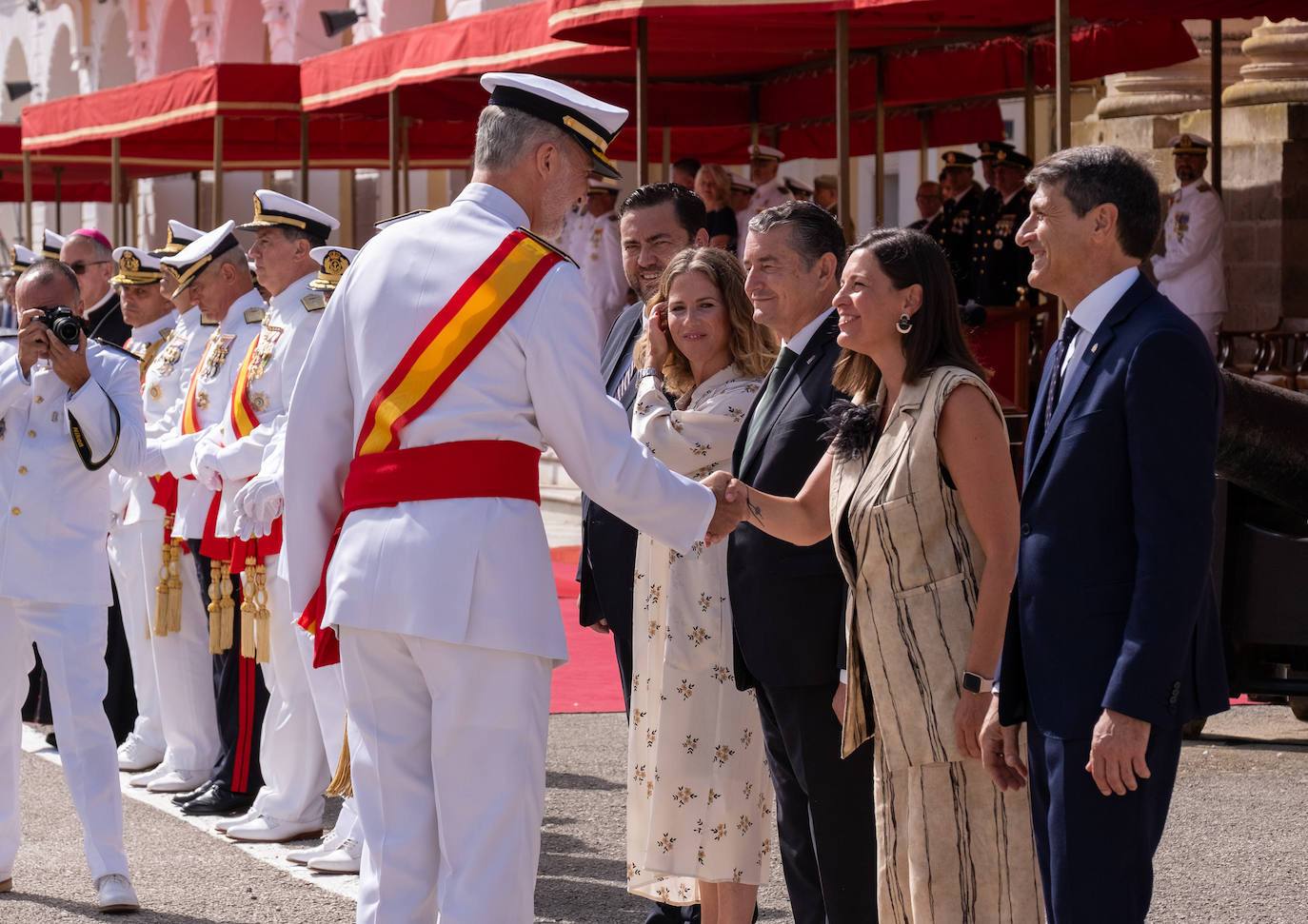 Felipe VI entrega los Reales Despachos de empleo en San Fernando