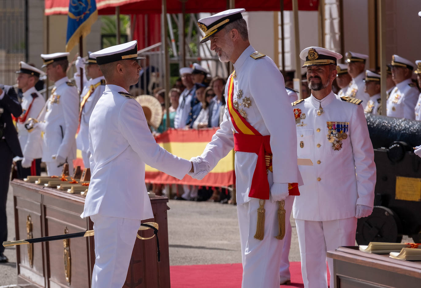 Felipe VI entrega los Reales Despachos de empleo en San Fernando