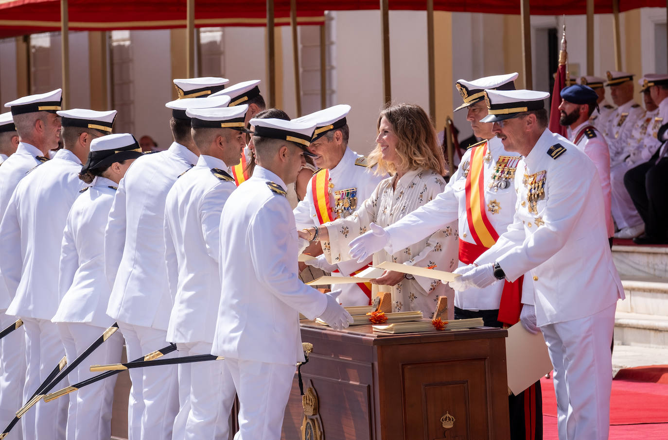 Felipe VI entrega los Reales Despachos de empleo en San Fernando