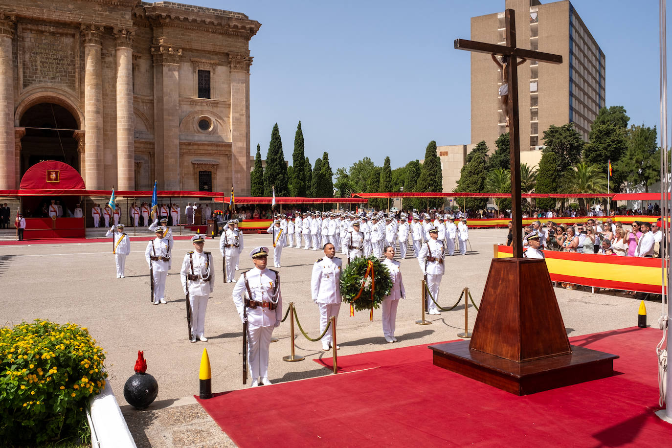 Felipe VI entrega los Reales Despachos de empleo en San Fernando