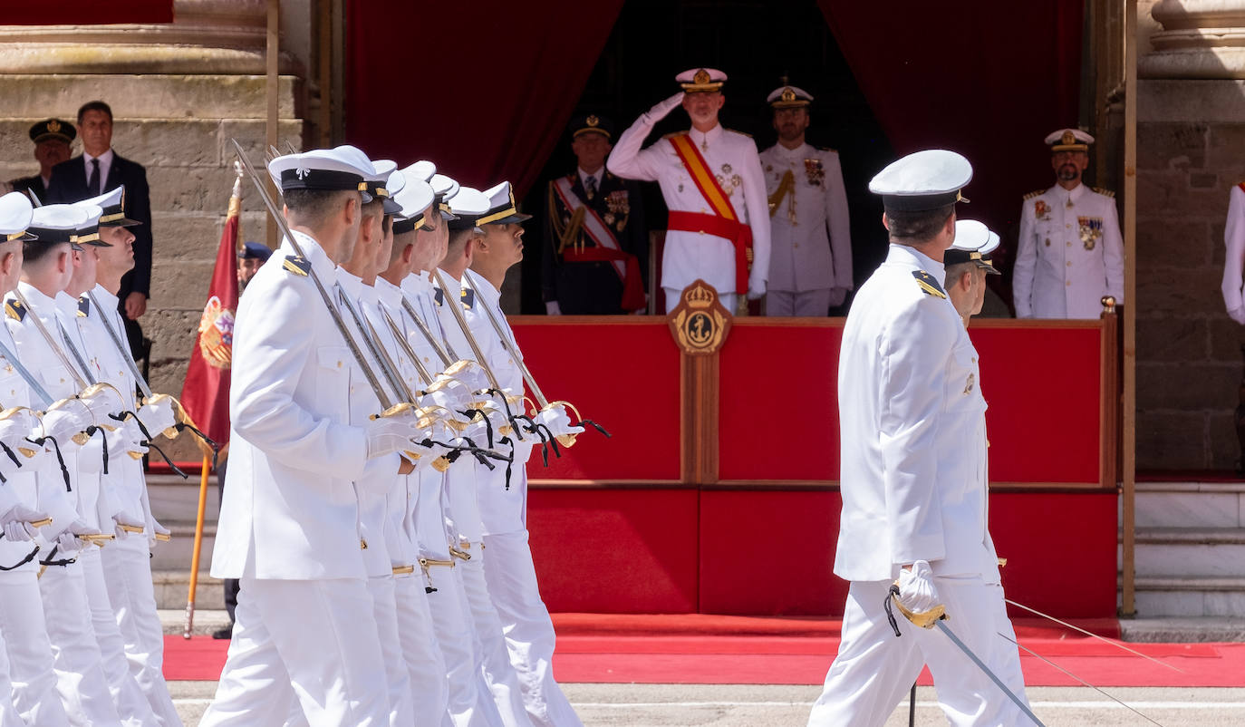 Felipe VI entrega los Reales Despachos de empleo en San Fernando