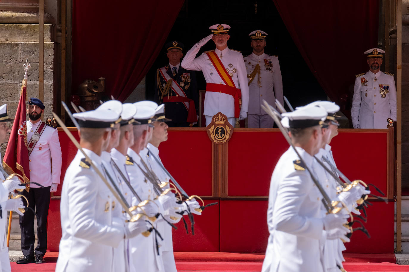 Felipe VI entrega los Reales Despachos de empleo en San Fernando