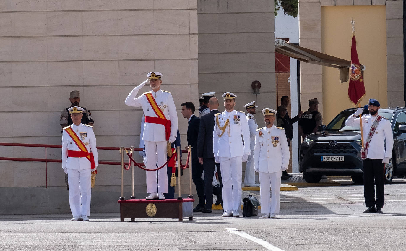 Felipe VI entrega los Reales Despachos de empleo en San Fernando