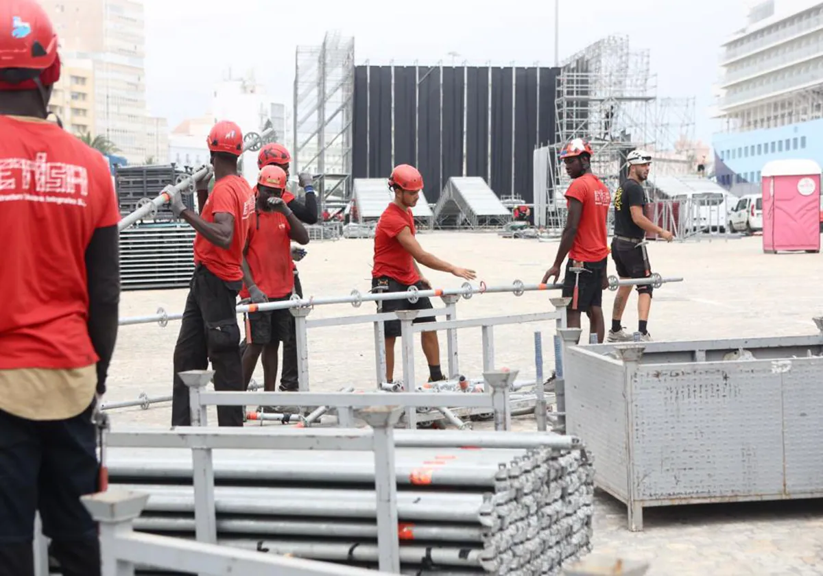 Los operarios preparan el escenario del festival 'No Sin Música' y 'Música del Mar'.
