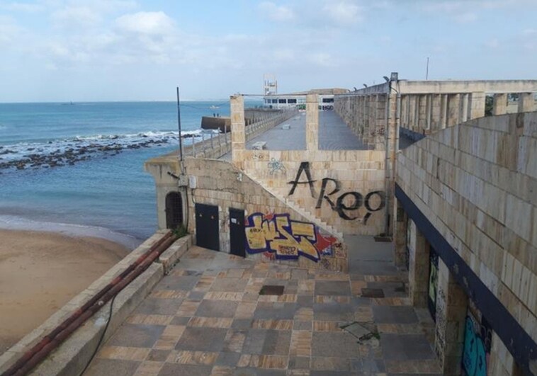 Salvada una joven que iban a tirar por los bloques de la Punta en Cádiz.