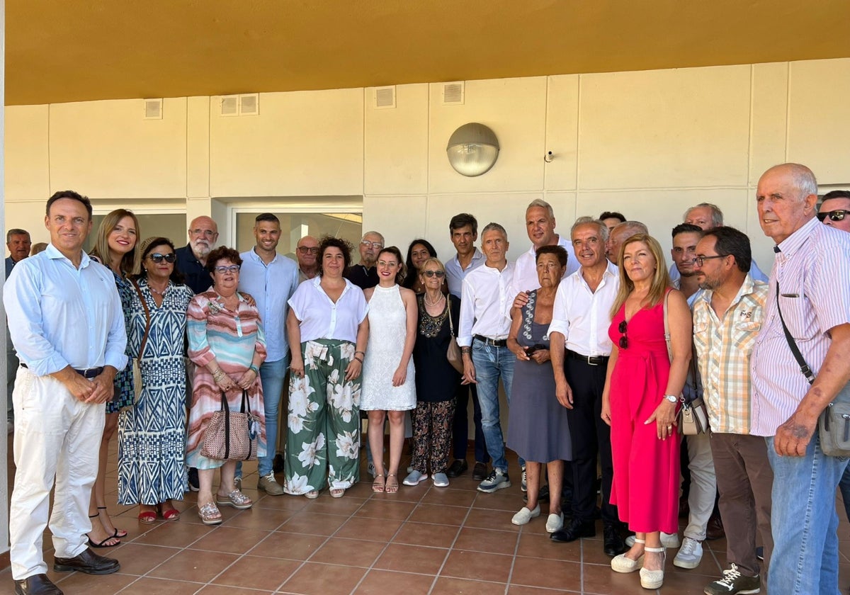 Fernando Grande-Marlaska, junto a representantes del PSOE provincial, ayer en el centro Luis Benvenuty.