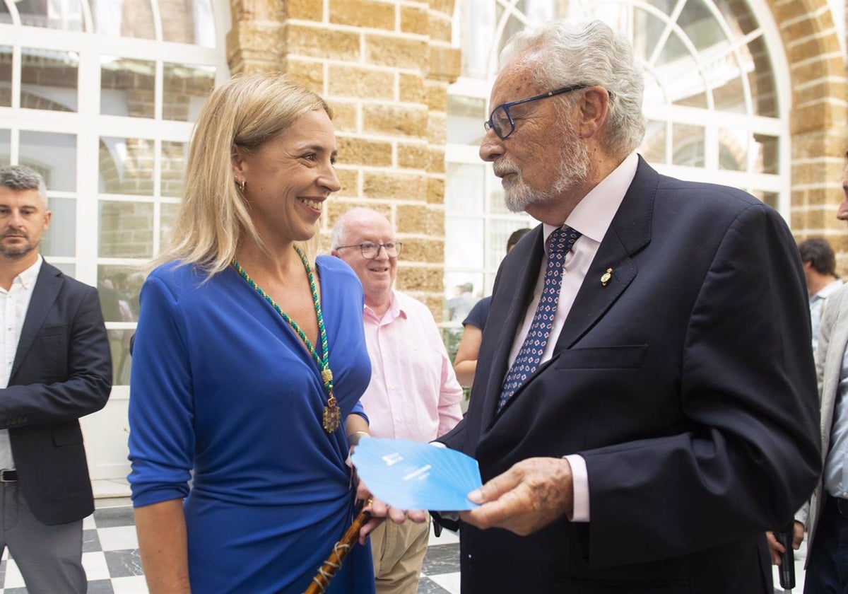 Jesús Maeztu con la presidenta de la Diputación de Cádiz, Almudena Martínez.