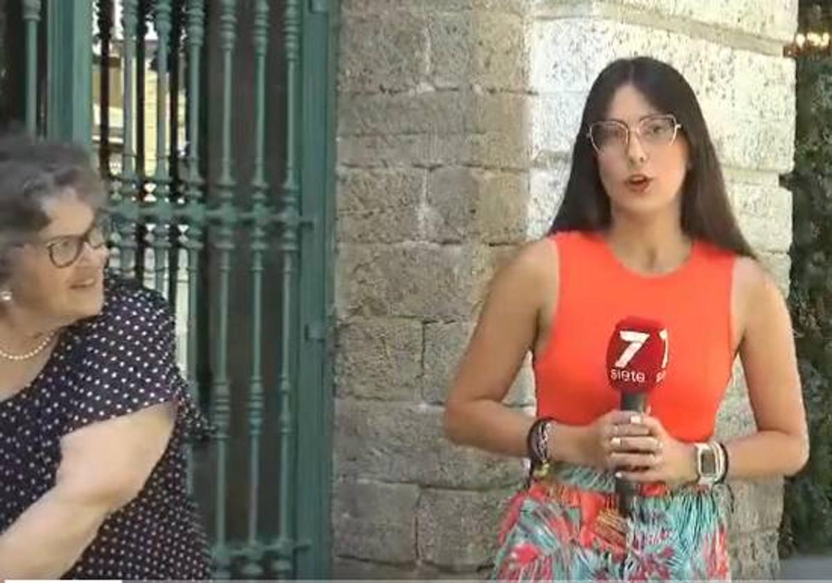 Una mujer le dedica unas palabras a la reportera Beatriz Anillo