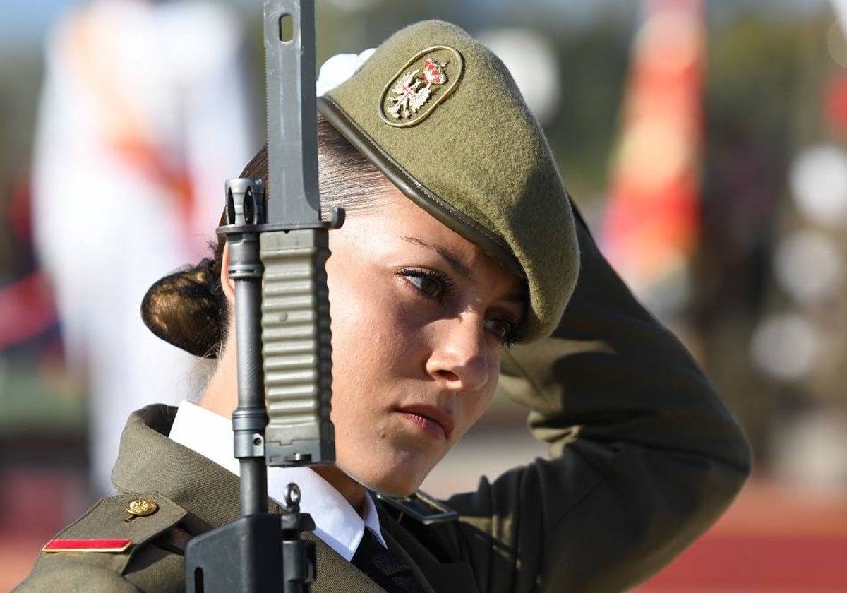 Casi un millar de nuevos soldados juran ante la Bandera de España en el Centro de Formación de Tropa Nº 2 de Camposoto