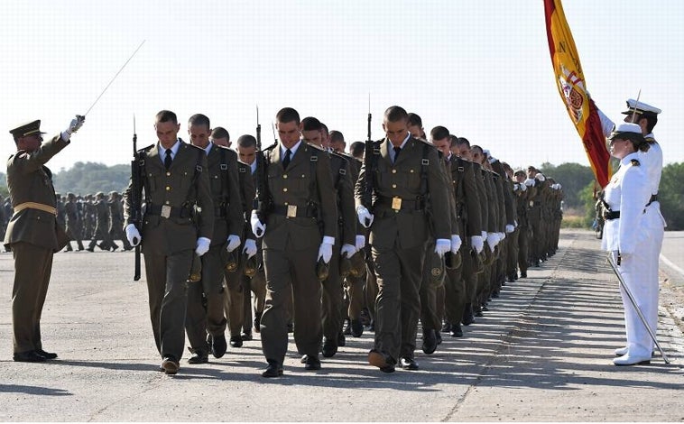 Imagen principal - Casi un millar de nuevos soldados juran ante la Bandera de España en el Centro de Formación de Tropa Nº 2 de Camposoto