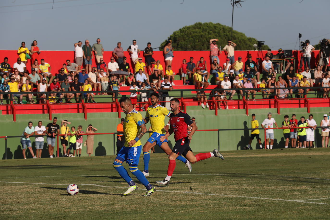 Fotos: El Cádiz CF juega su primer amistoso en Benalup ante el Barbate