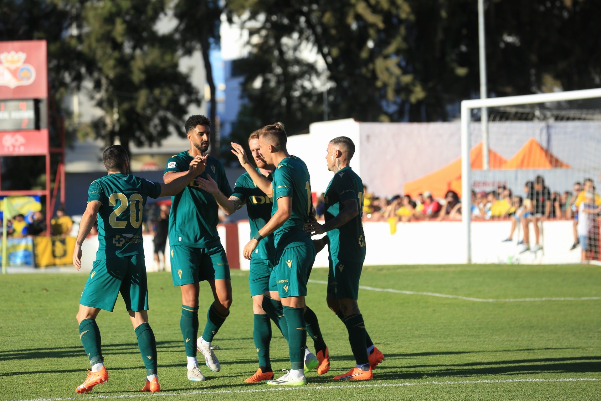 Fotos: El Cádiz golea al Chiclana (1-9)