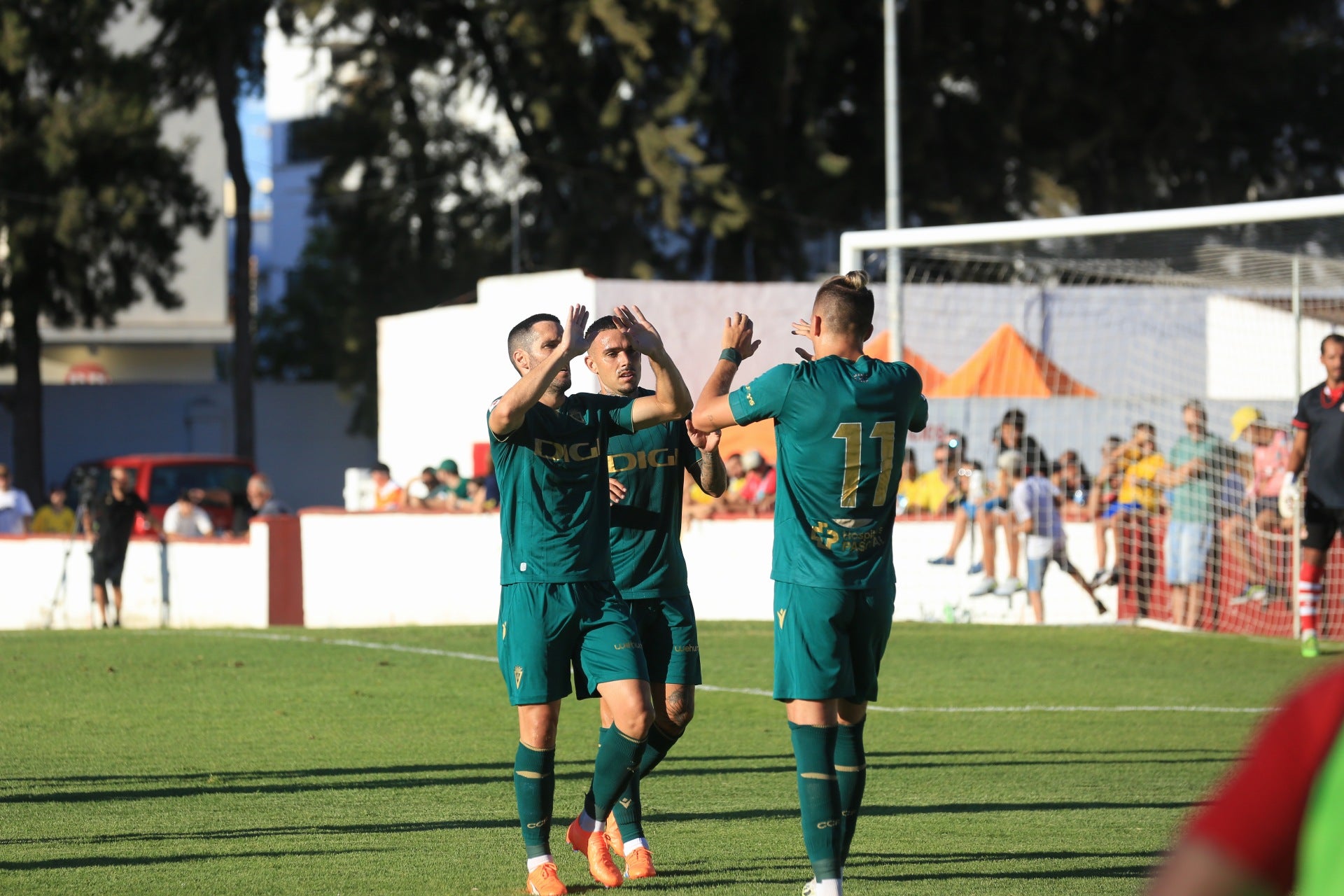 Fotos: El Cádiz golea al Chiclana (1-9)