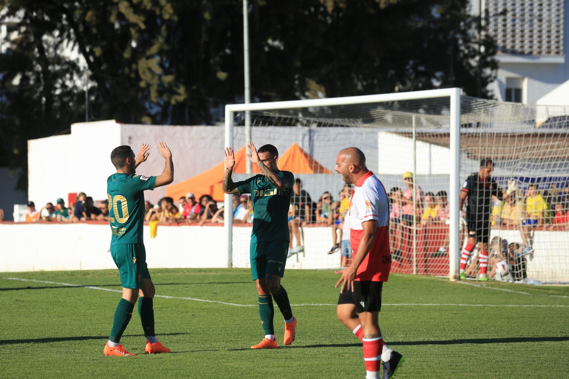 Fotos: El Cádiz golea al Chiclana (1-9)