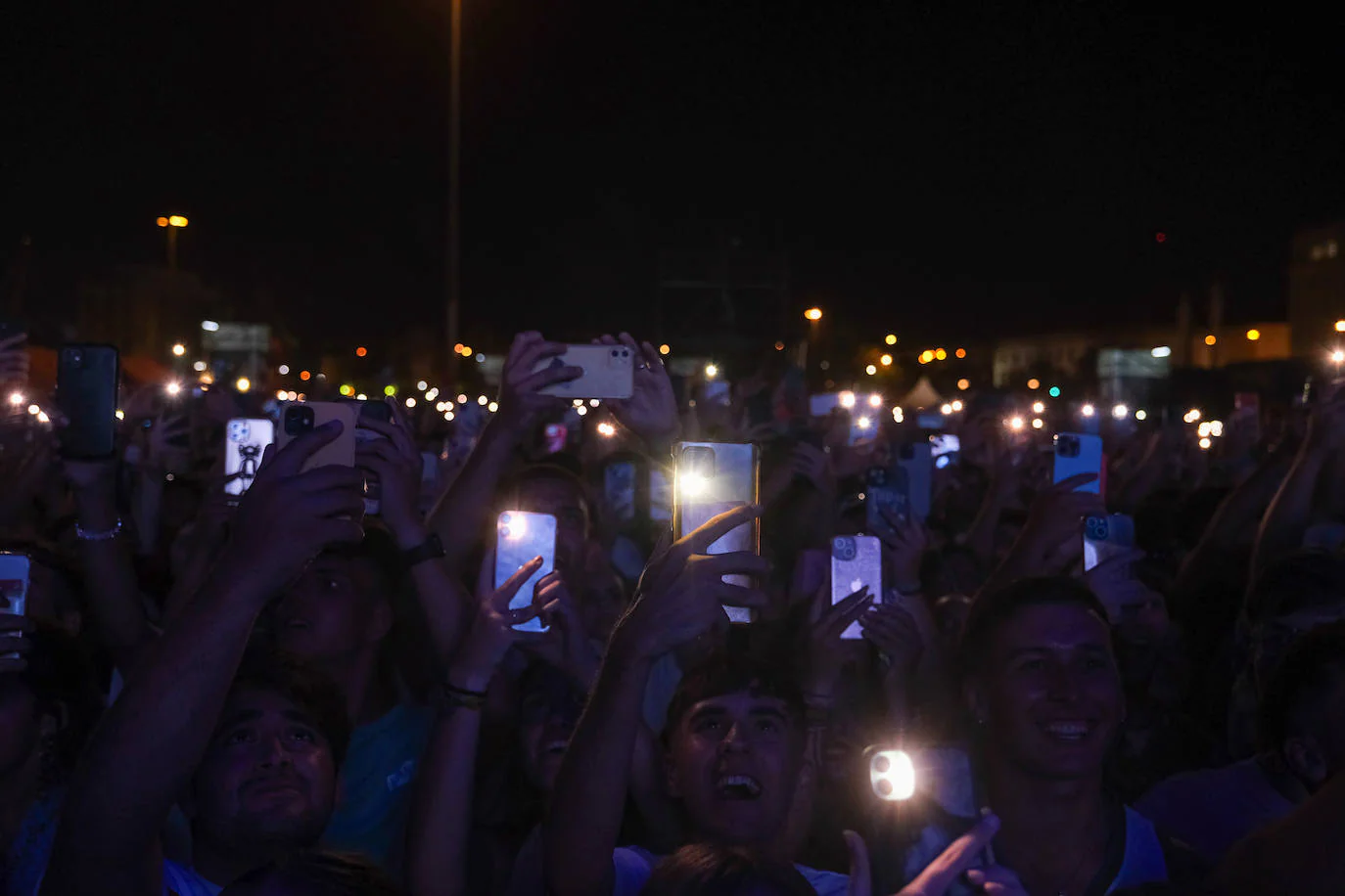 FOTOS: El latino Myke Towers eleva la temperatura con un gran concierto en Cádiz