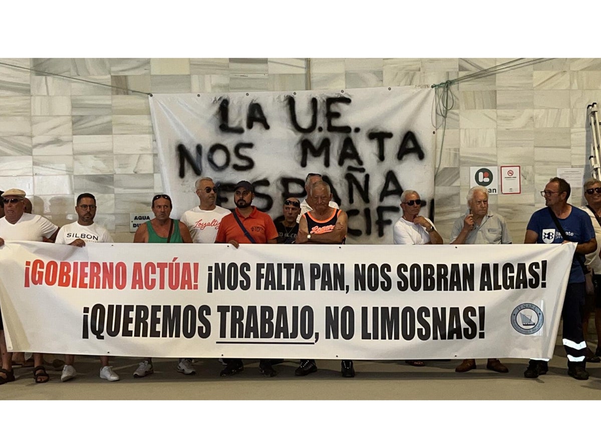 Manifestación de pescadores en la lonja de Barbate