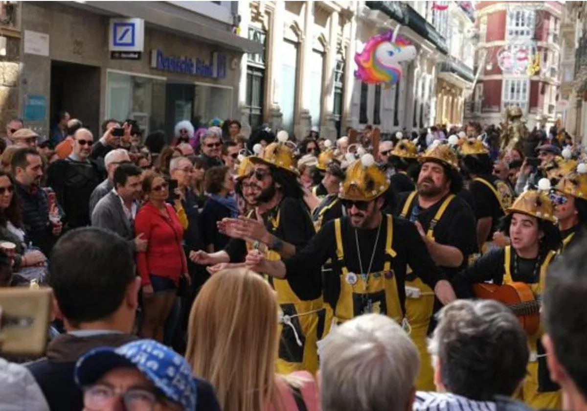 Una agrupación cantando en las calles de Cádiz durante el Carnaval.
