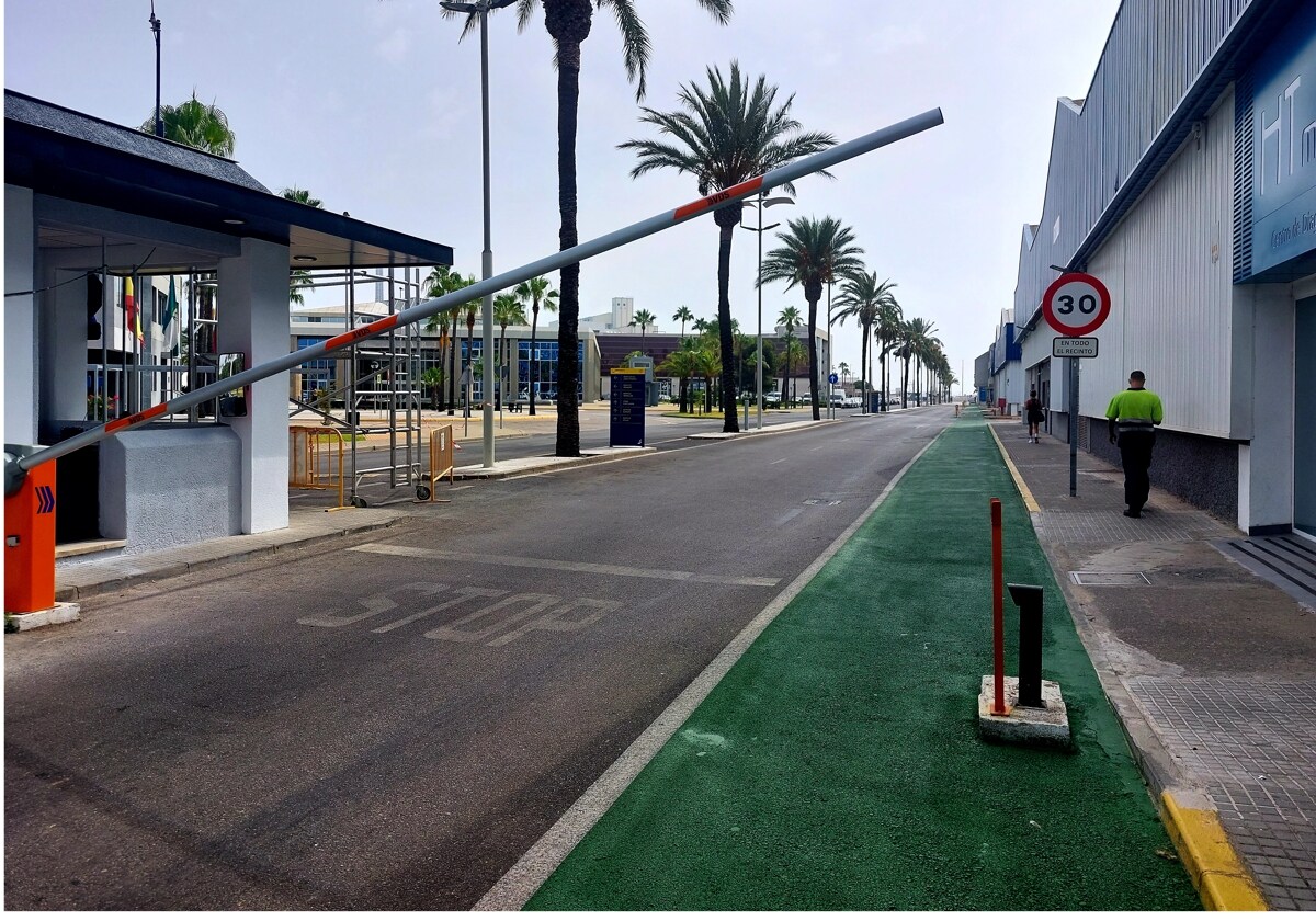El carril bici a la entrada de la Zona Franca de Cádiz.