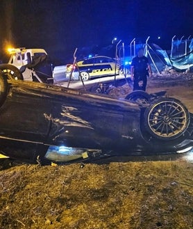 Imagen secundaria 2 - El detenido tras la persecución en Chipiona, objetos intervenidos y el vehículo destrozado.