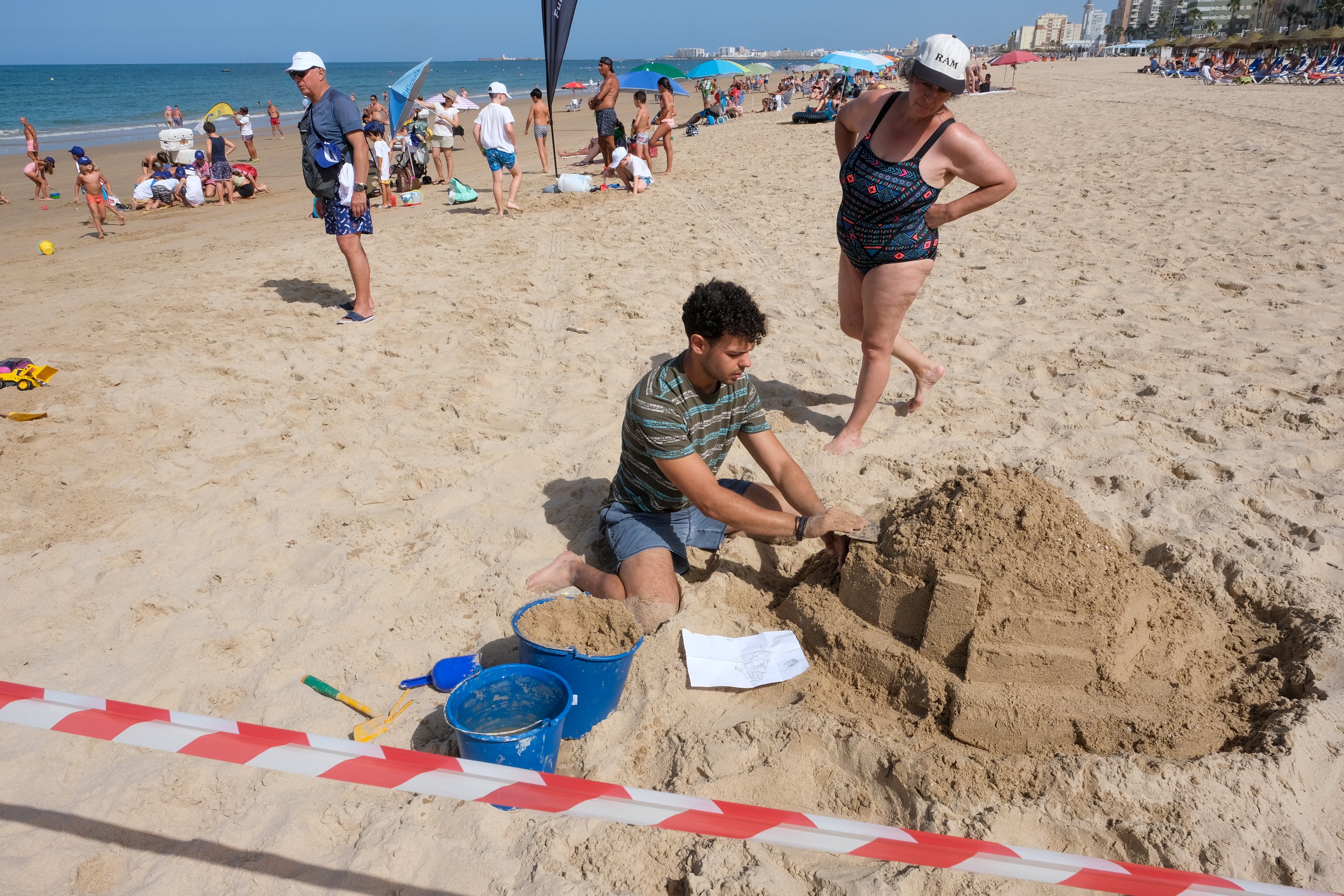 Fotos: La Playa de la Victoria acoge un concurso de castillos de arena