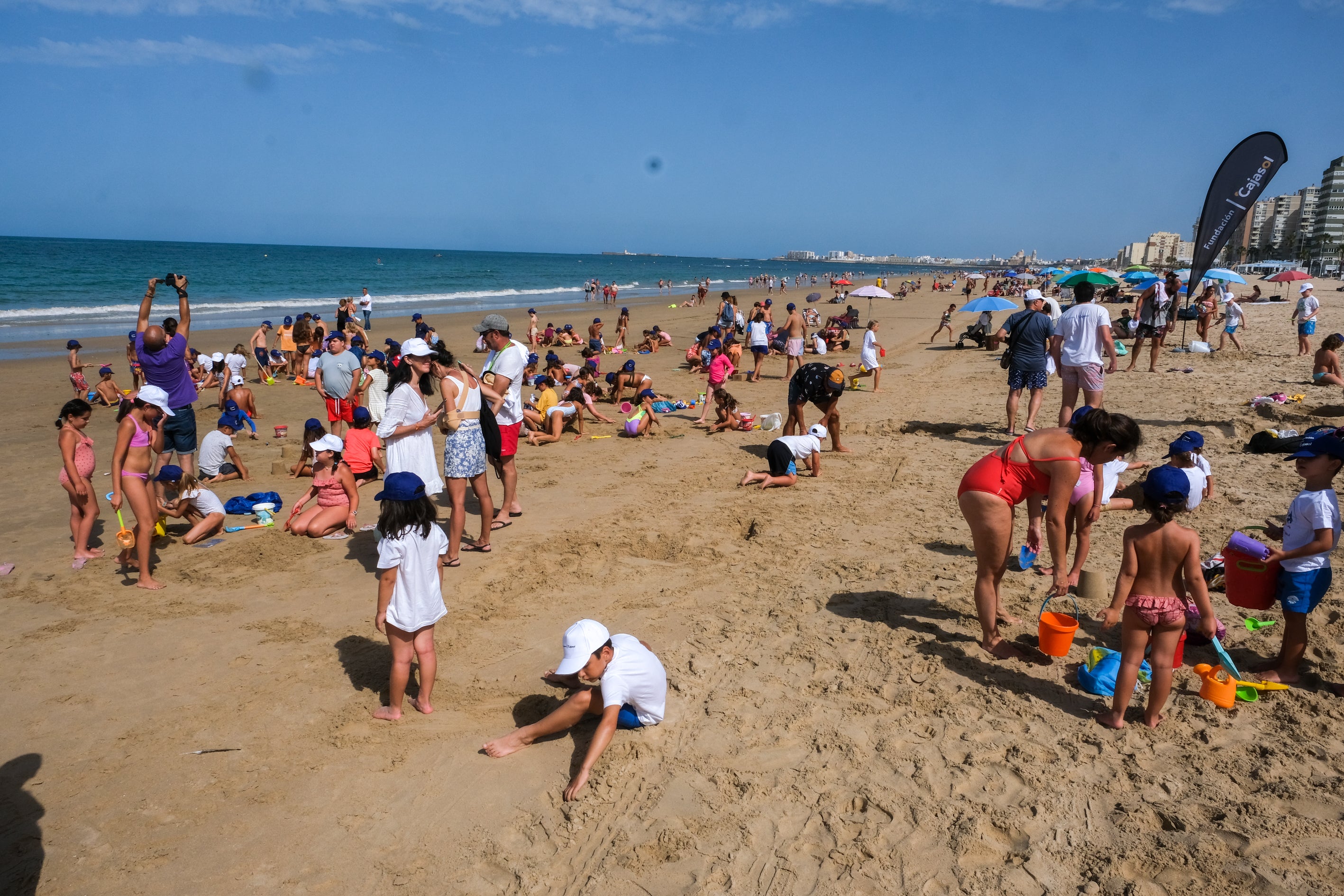 Fotos: La Playa de la Victoria acoge un concurso de castillos de arena