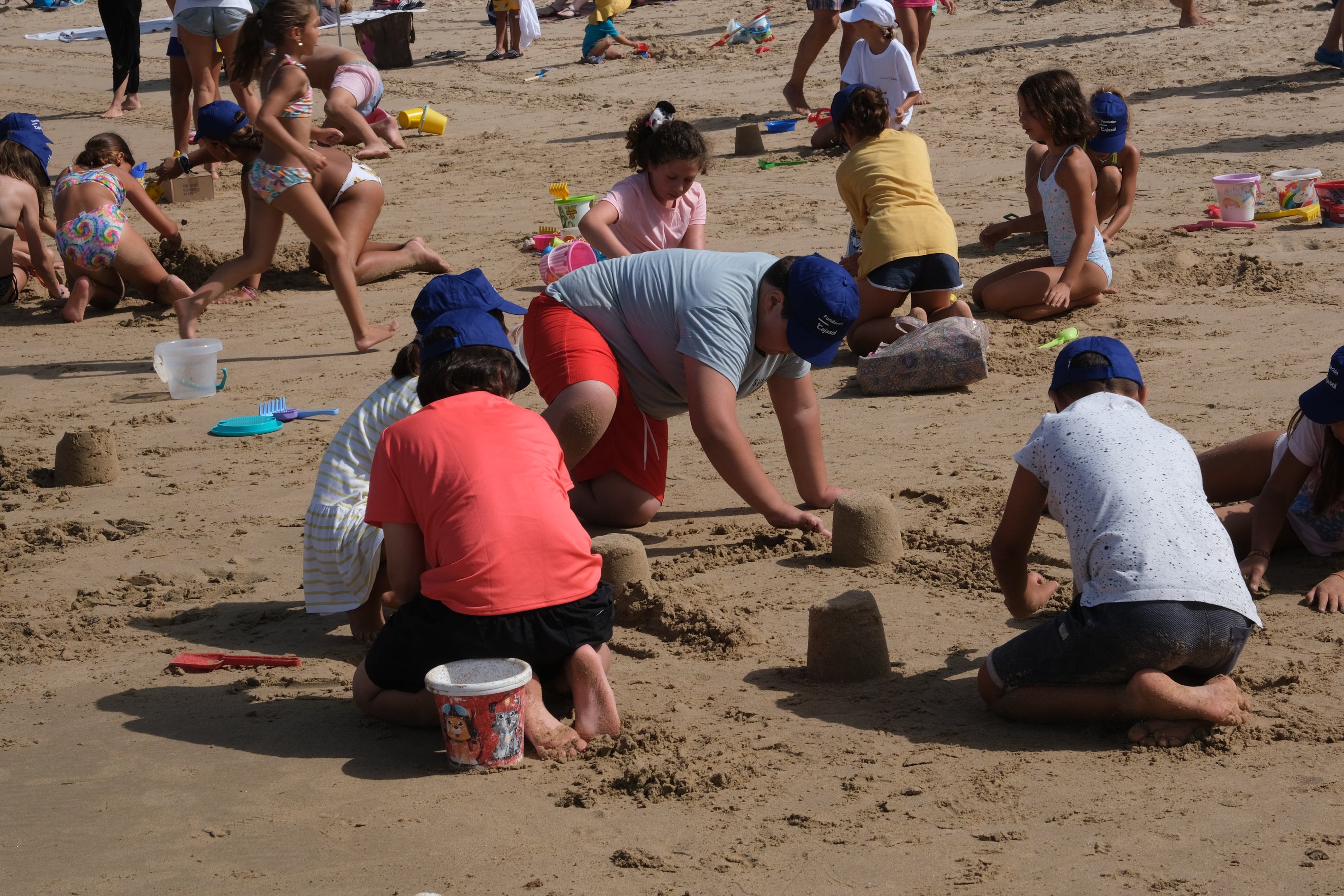 Fotos: La Playa de la Victoria acoge un concurso de castillos de arena