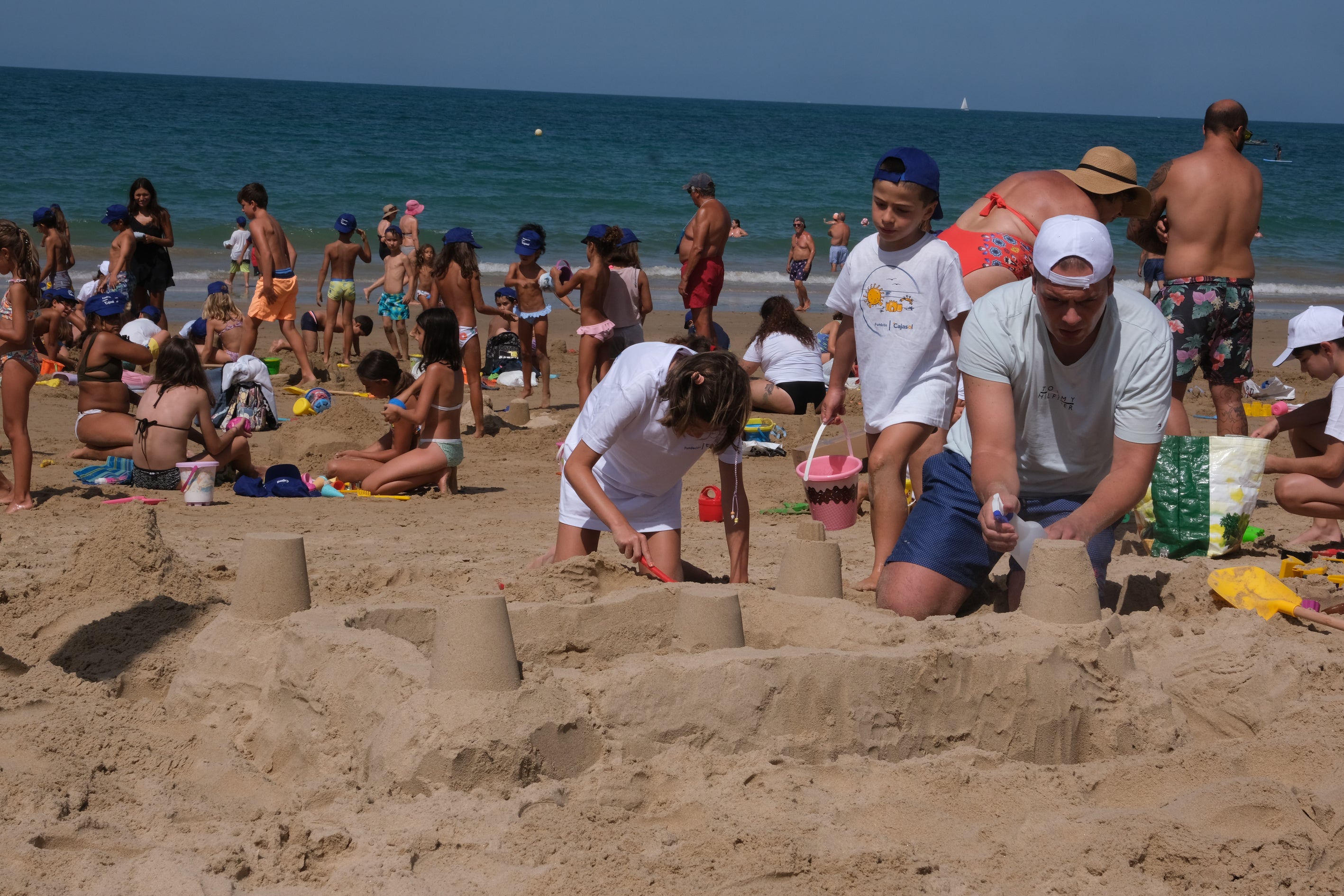 Fotos: La Playa de la Victoria acoge un concurso de castillos de arena