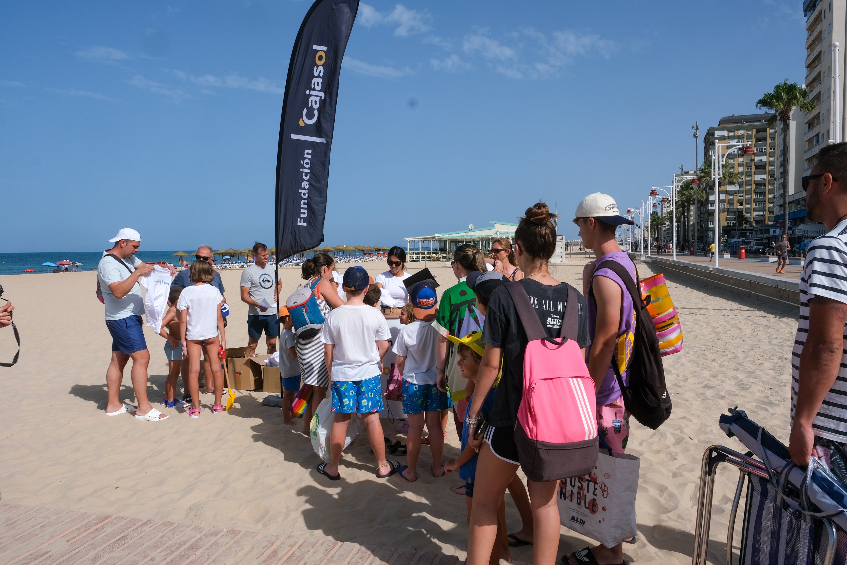 Fotos: La Playa de la Victoria acoge un concurso de castillos de arena