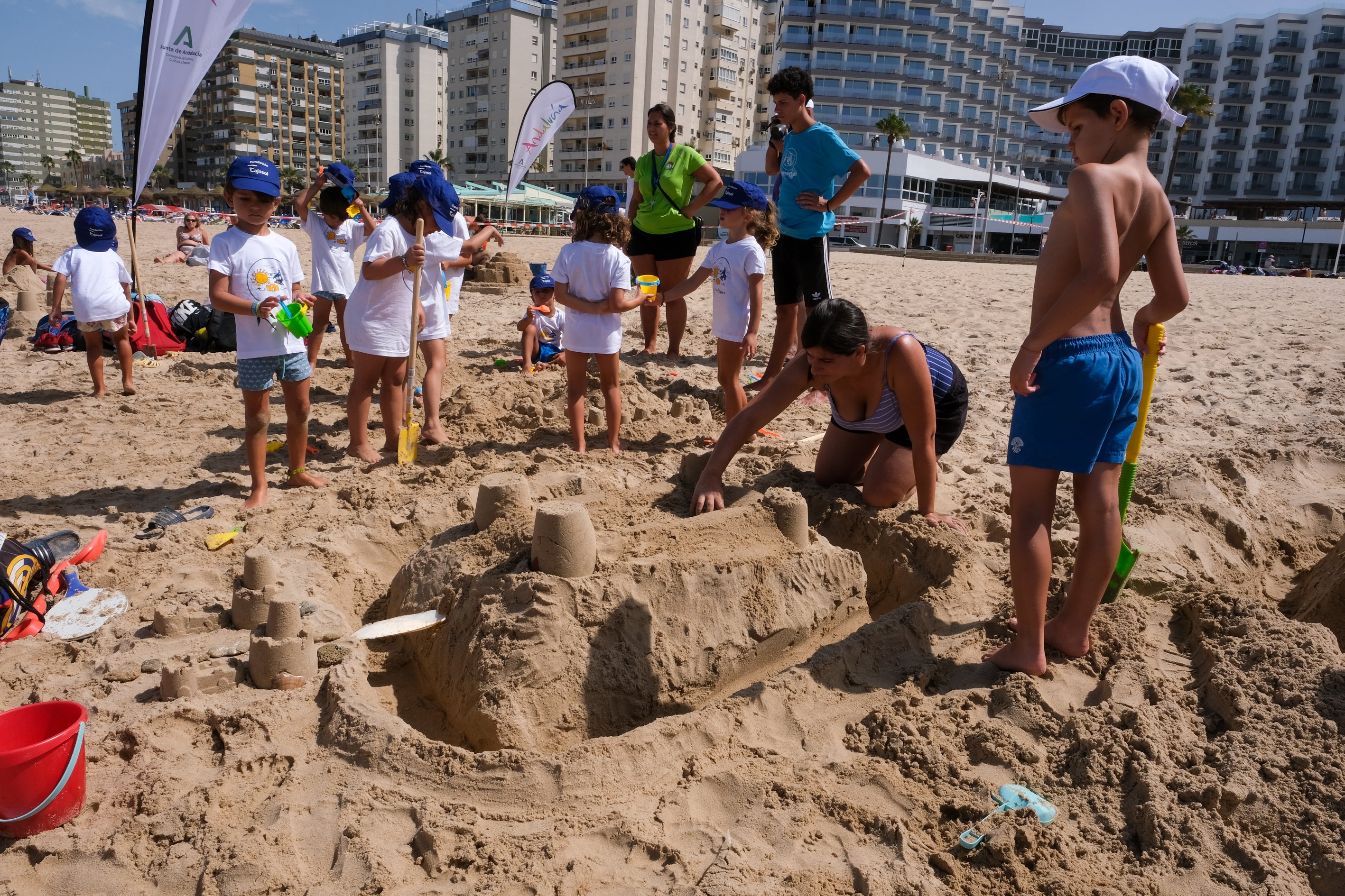 Fotos: La Playa de la Victoria acoge un concurso de castillos de arena