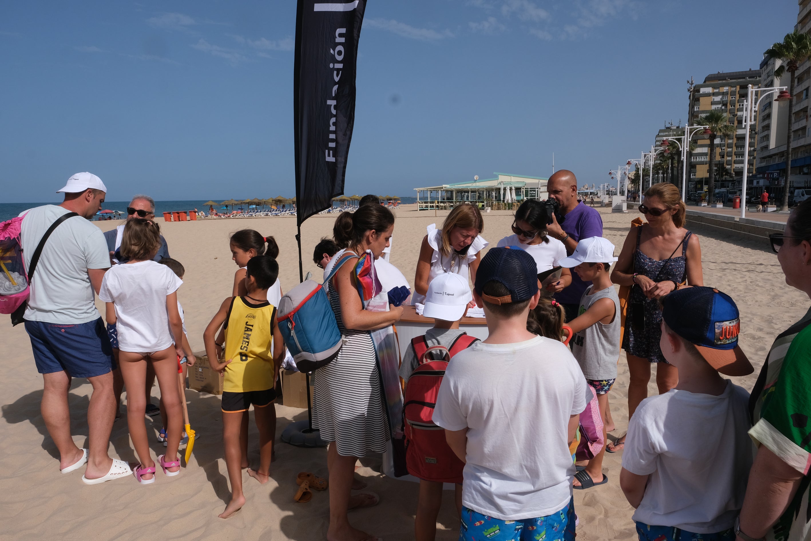 Fotos: La Playa de la Victoria acoge un concurso de castillos de arena