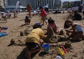 La Playa de la Victoria acoge un concurso de castillos de arena