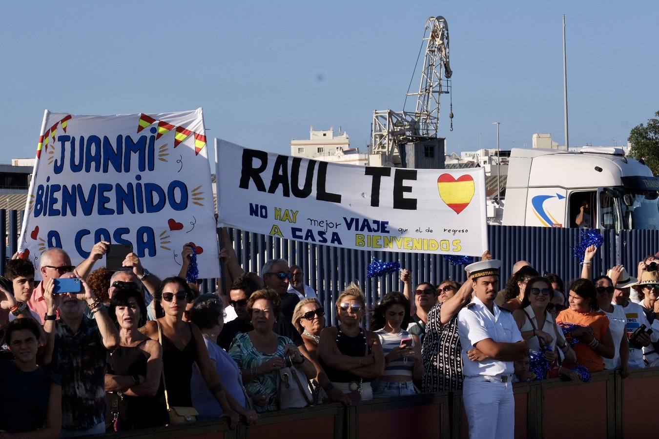 Fotos: Emotiva llegada del Juan Sebastián Elcano a Cádiz