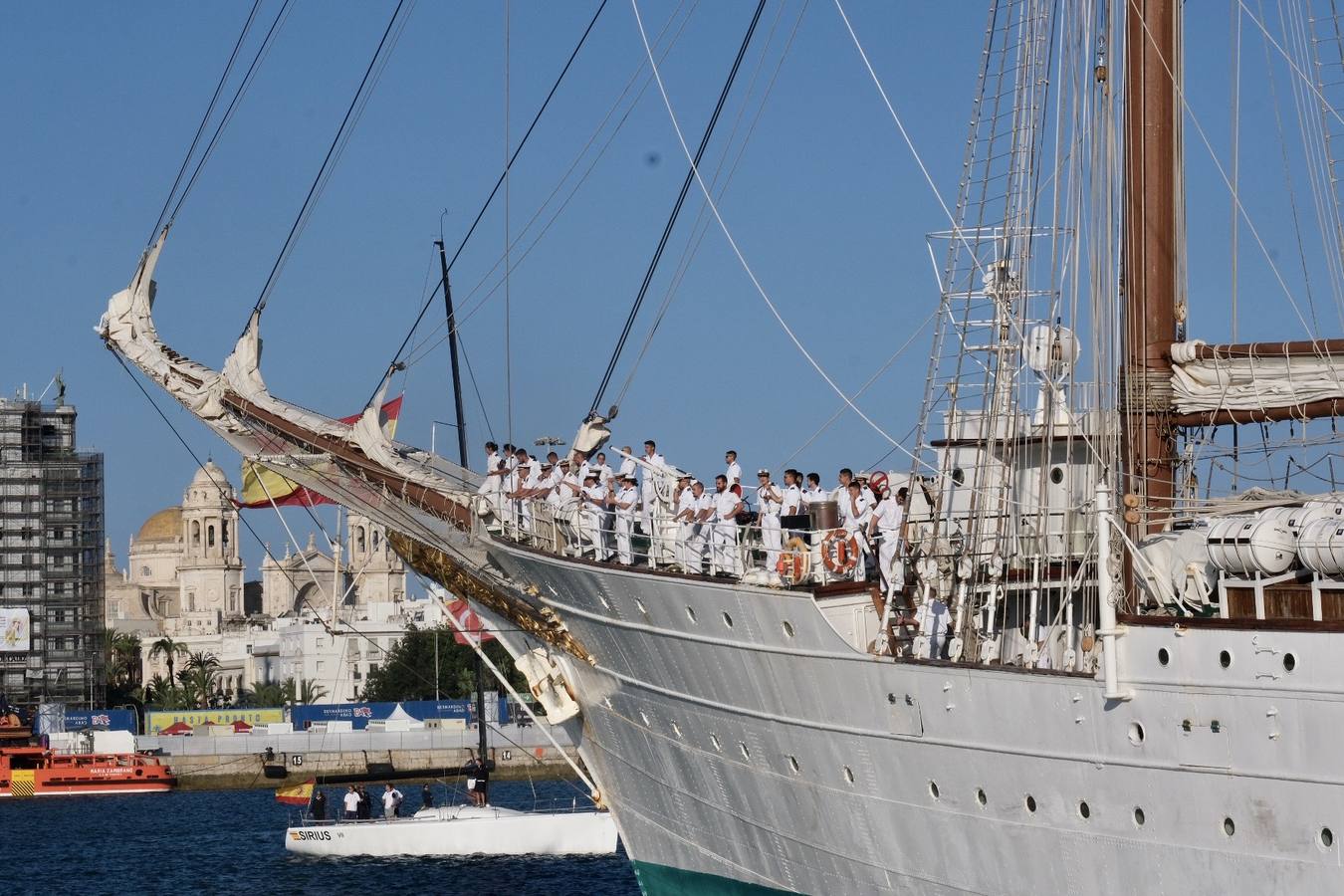 Fotos: Emotiva llegada del Juan Sebastián Elcano a Cádiz